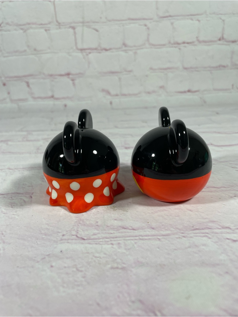 Disney Mickey Mouse and Minnie Mouse Ceramic Salt and Pepper Shaker Pair - Picture 4 of 6
